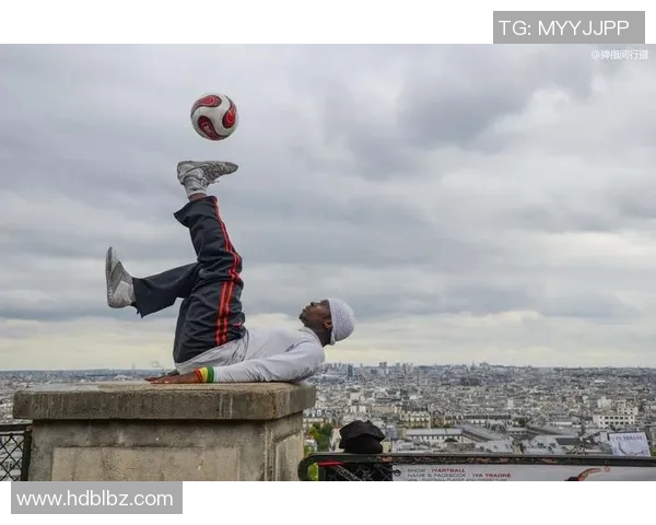 足球明星在教堂内展现球技精彩瞬间引发热议视频分享