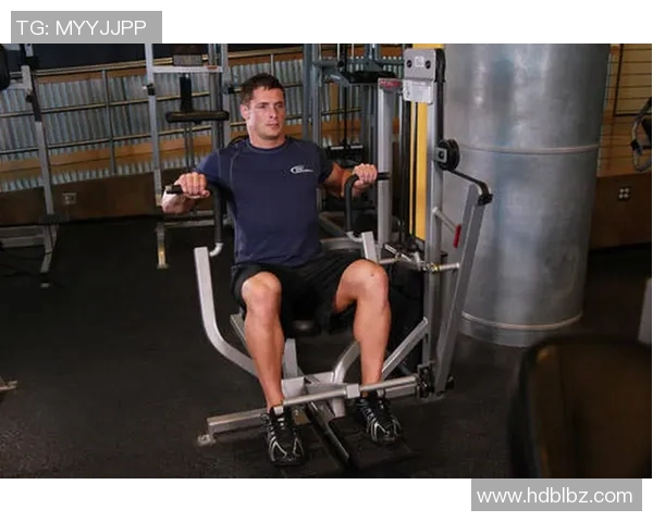 哑铃卧推与杠铃卧推的区别及各自的训练优势分析